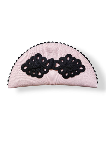 Bolso de paja color rosa empolvadoen forma de abanico con adorno de alamar negro y borde de ondulina.