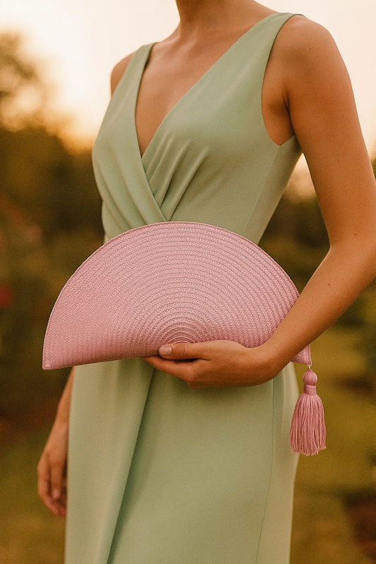 Bolso de invitada en forma de abanico en color rosa empolvado con borla, diseño artesanal de Glo&Sons, ideal para bodas, eventos o celebraciones al aire libre.