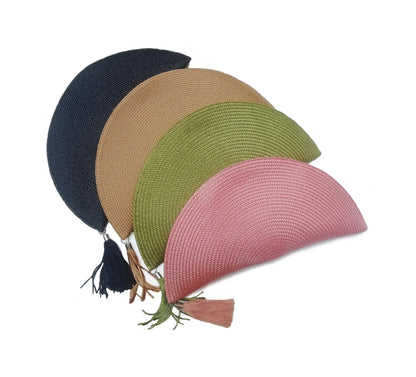 Composición de cuatro bolsos clutch con forma de abanico y borlas a juego en distintos colores.