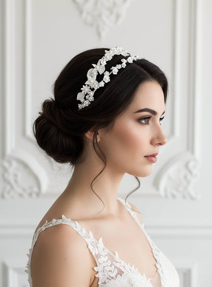 Doppelte Brautdiadem mit Porzellanblumen und Blättern, handgefertigtes romantisches Design von Glo&Sons