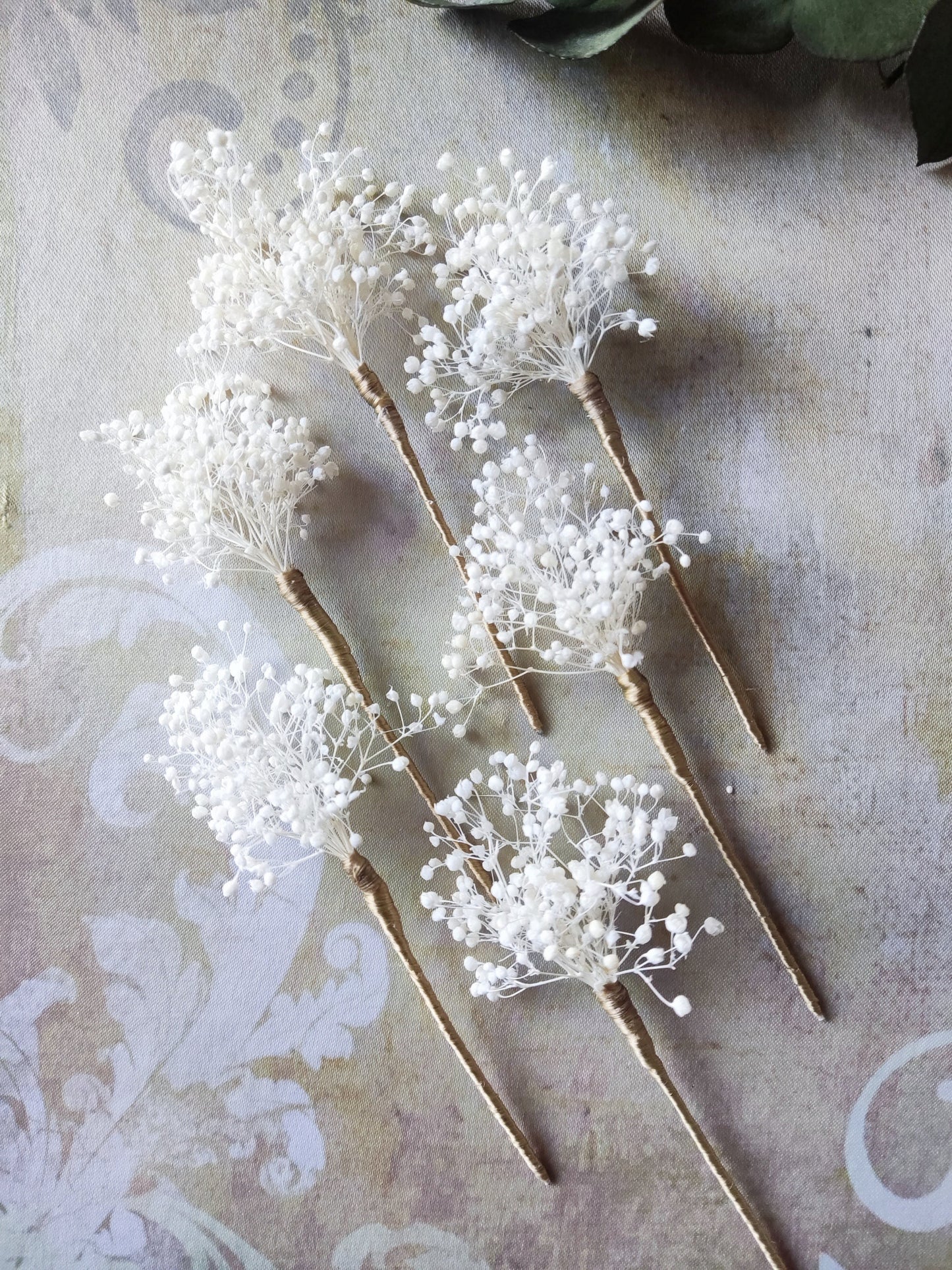 Bridal hairstyle with preserved gypsophila hairpins, handmade by Glo&Sons, perfect for brides, bridesmaids, and first communion looks