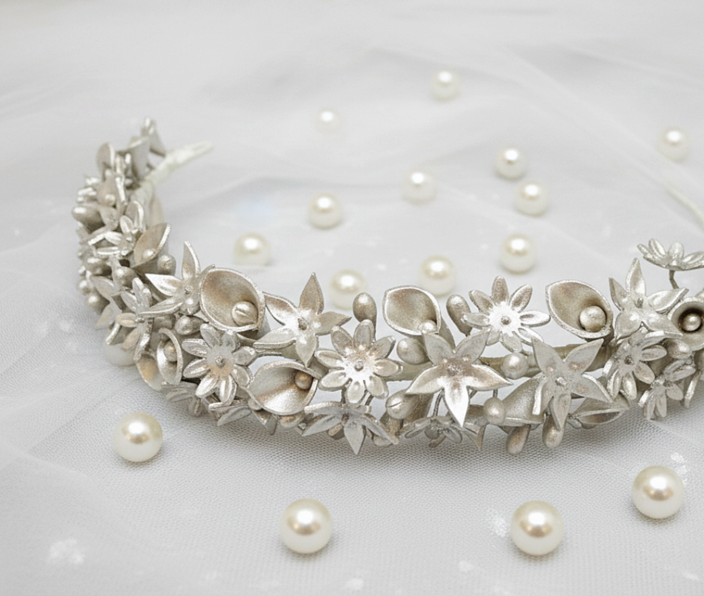 Couronne de mariée avec petites fleurs et pistils en porcelaine argentée, création artisanale faite à la main par Glo&Sons