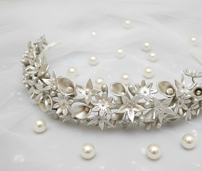 Couronne de mariée avec petites fleurs et pistils en porcelaine argentée, création artisanale faite à la main par Glo&Sons