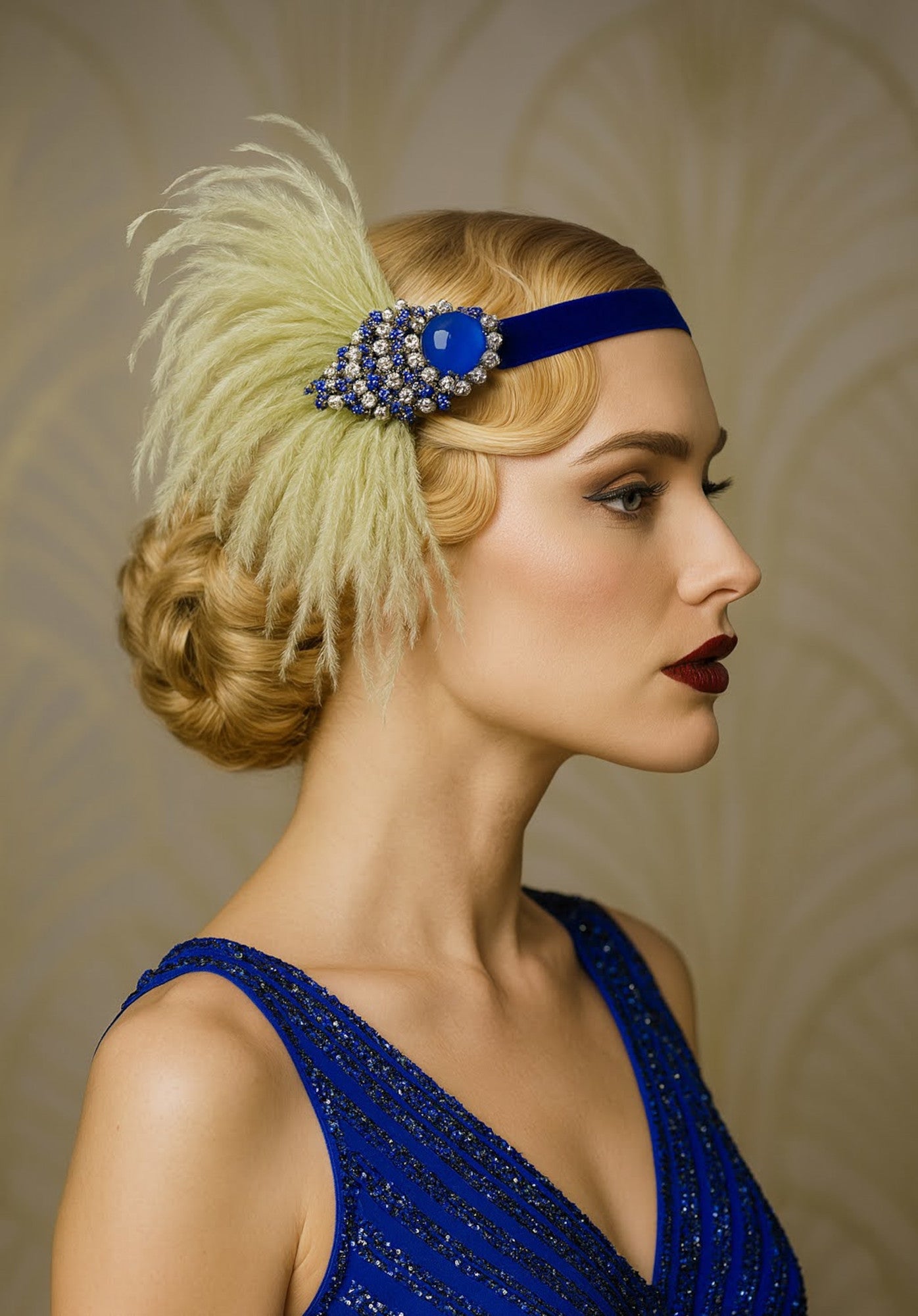 Modelo de perfil luciendo diadema estilo Gatsby con plumas de avestruz verde pistacho y aplique de cristal azul.
