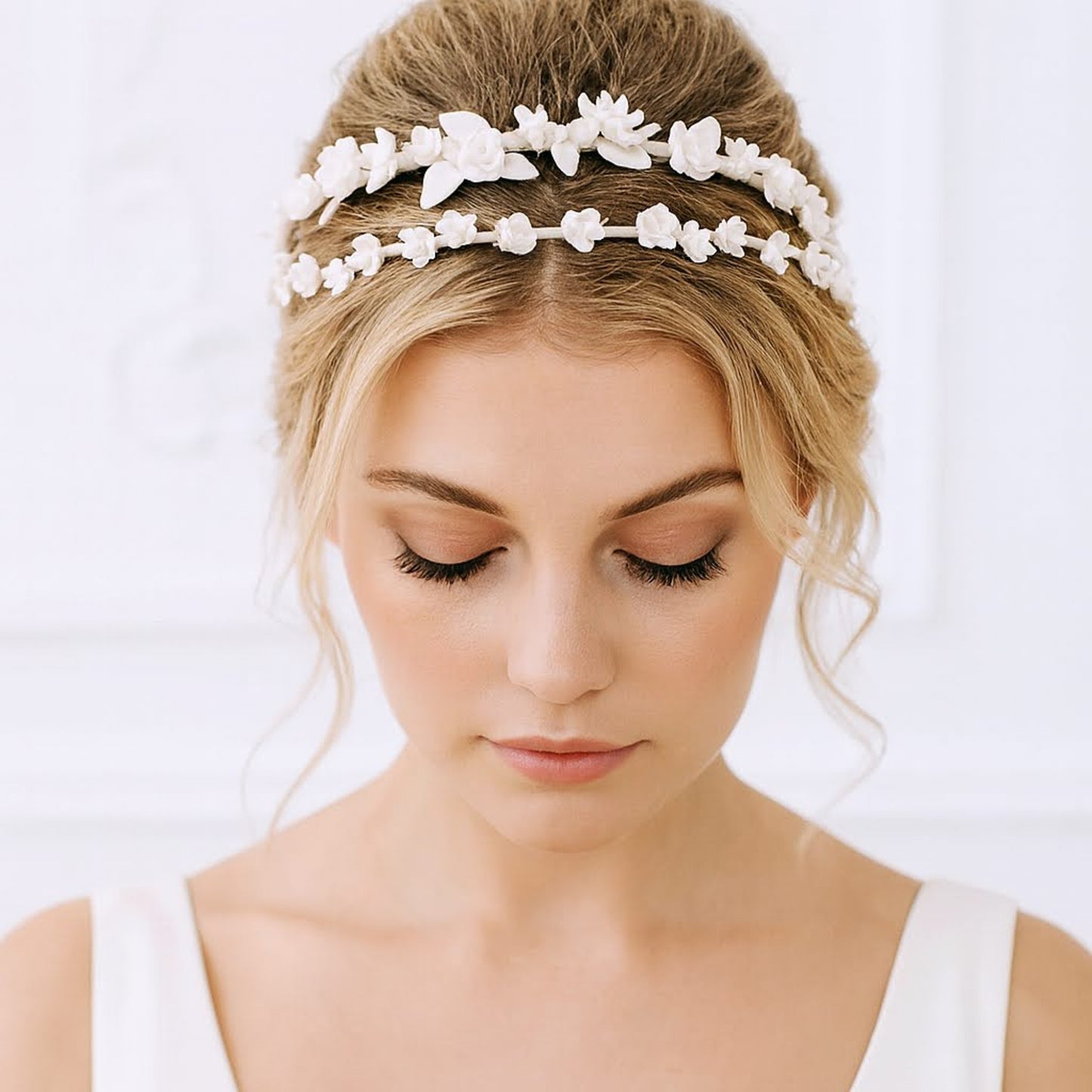Diadema doppia da sposa con fiori e foglie in porcellana, realizzata a mano da Glo&Sons in stile romantico ed elegante