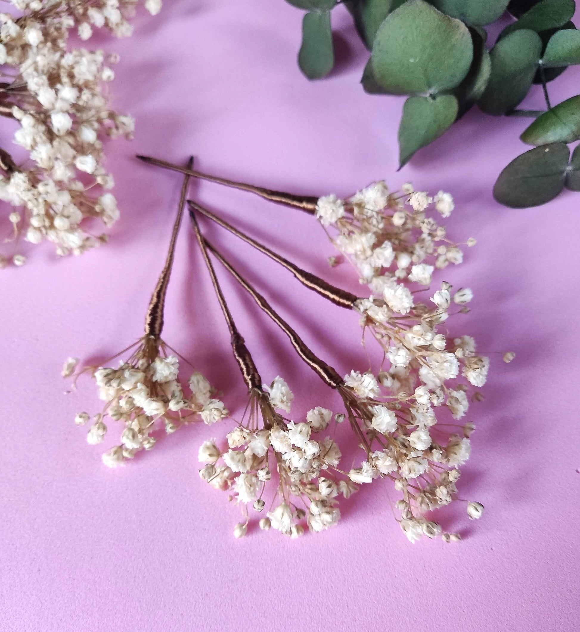 Épingles à cheveux avec gypsophile préservée dans une coiffure tressée de mariée, création artisanale Glo&Sons, idéales pour mariées, demoiselles d’honneur et communions