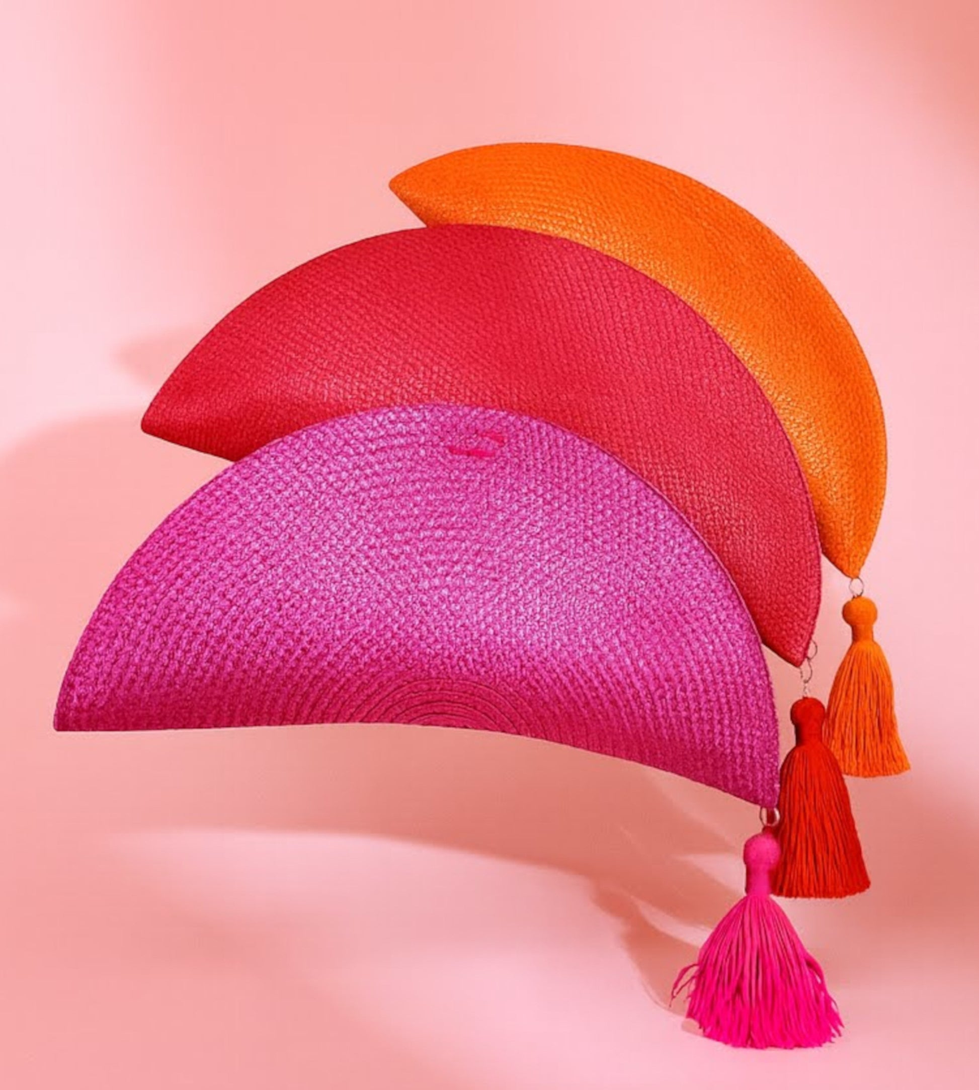 „Halbrunde Fächer-Clutch aus geflochtener Strohoptik in Fuchsia, Rot und Orange mit Quasten. Handgefertigte Design-Handtasche von Glo&Sons – perfekt für Hochzeiten, Sommerfeste und elegante Anlässe.