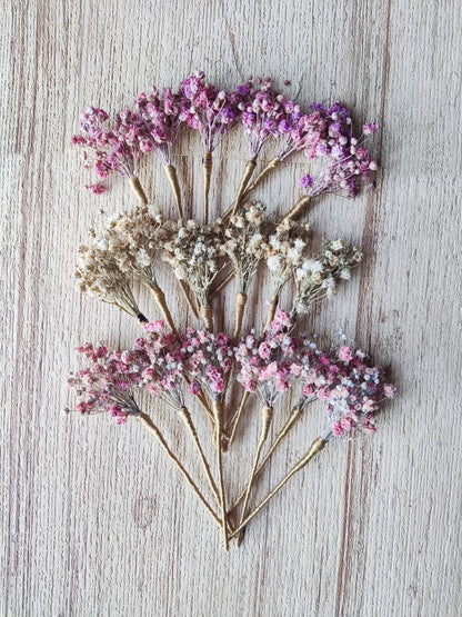 Acconciatura da sposa con forcine di gypsophila preservata, realizzate a mano da Glo&Sons, perfette per spose, damigelle e prime comunioni.