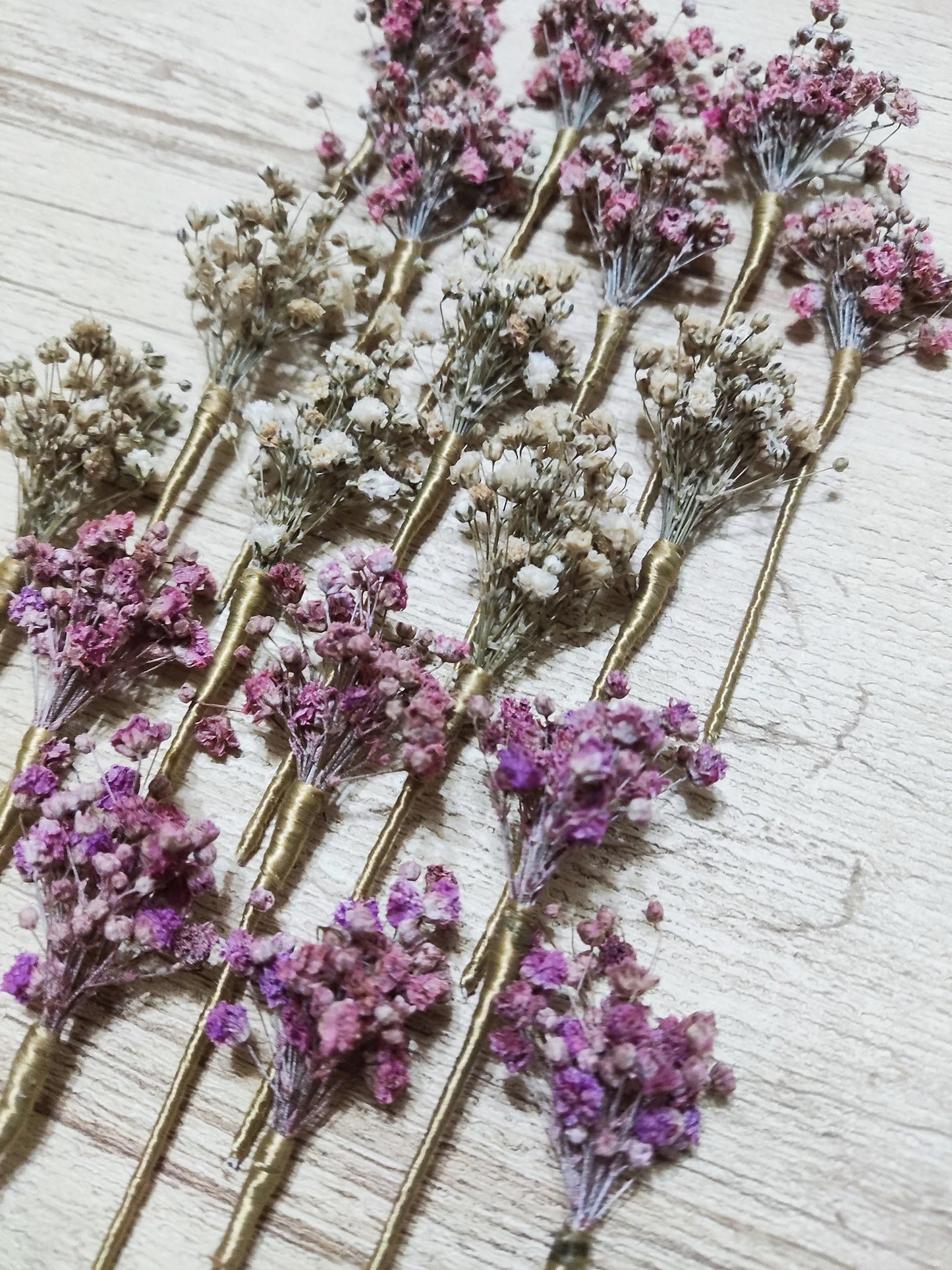 Brautfrisur mit konservierten Gypsophila-Haarnadeln, handgefertigt von Glo&Sons, ideal für Bräute, Brautjungfern und Kommunionen.