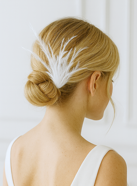 Horquilla de novia con plumas de avestruz blancas, colocada en recogido bajo elegante