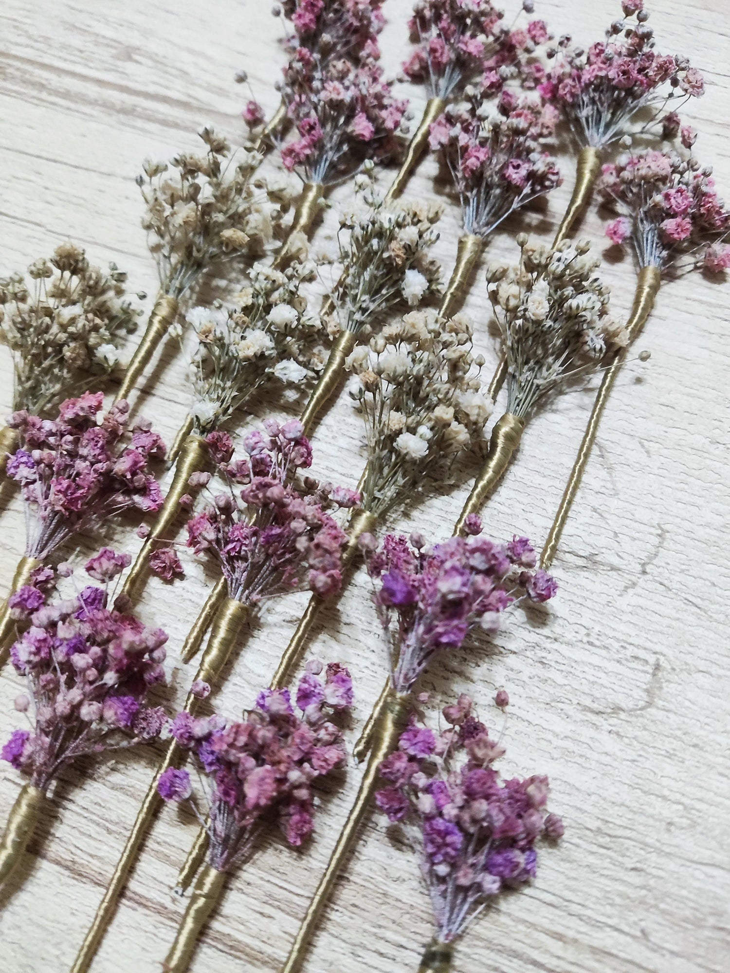 Detalle de un pedido de 18 horquillas de paniculata preservada en tres colores: malva empolvado, crudo y rosa empolvado.
