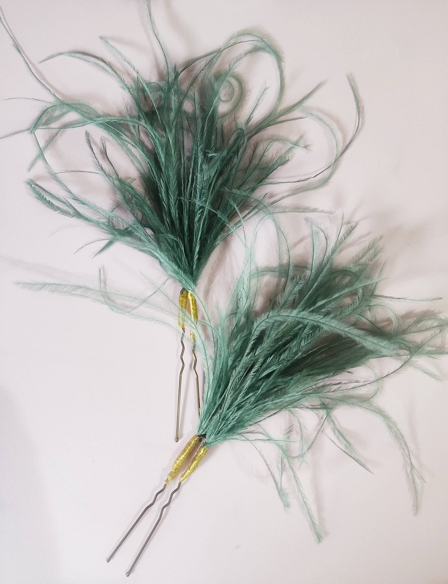 Par de horquillas con plumas verde azulado 