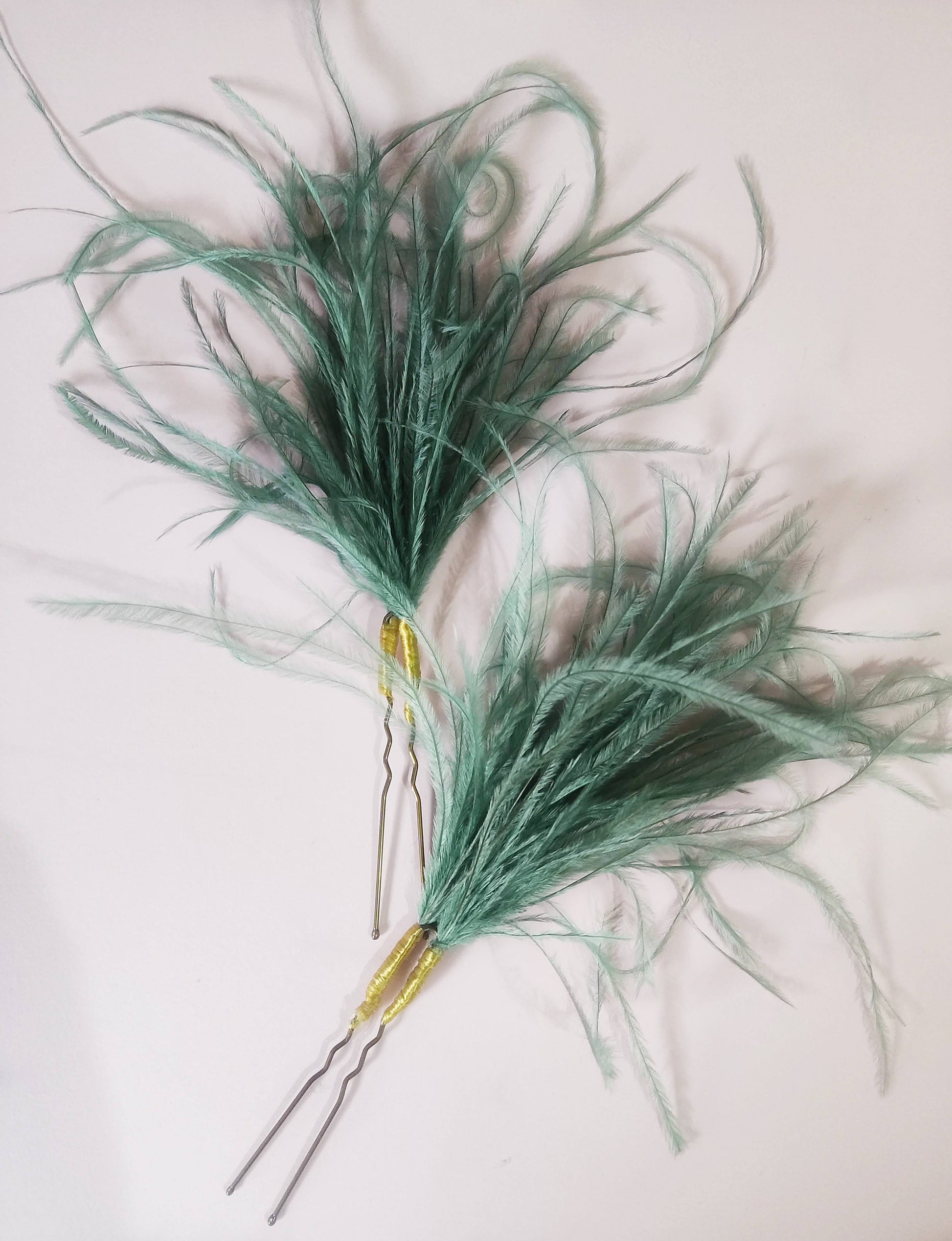 Par de horquillas con plumas verde azulado 