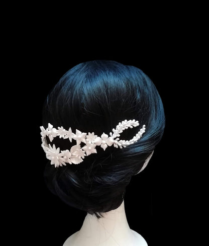 Vintage bridal comb with porcelain flowers and leaves
