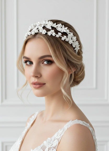 Serre-tête double pour mariée avec fleurs et feuilles en porcelaine, création artisanale romantique signée Glo&Sons.