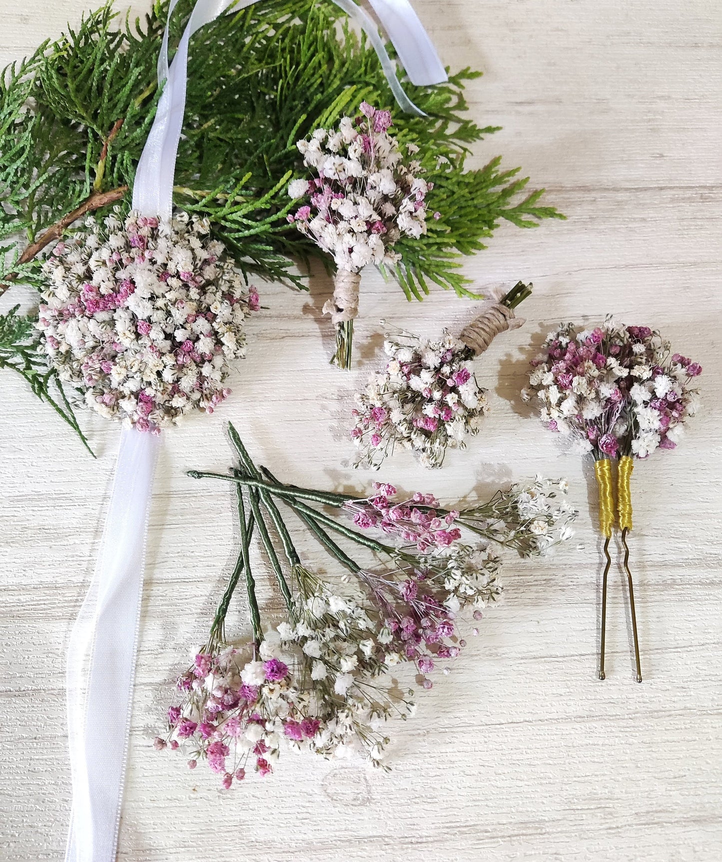Conjunto de accesorios nupciales personalizados con paniculata preservada rosa y crudo, incluyendo corsage de muñeca, boutonnieres y horquillas de diferentes tamaños.