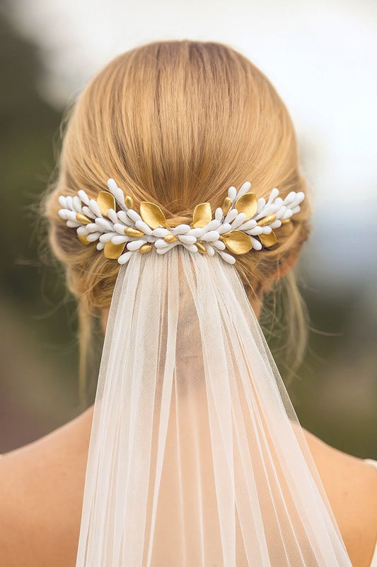 Tocado artesanal de novia en porcelana fría dorada y blanca con velo, accesorio elegante para boda