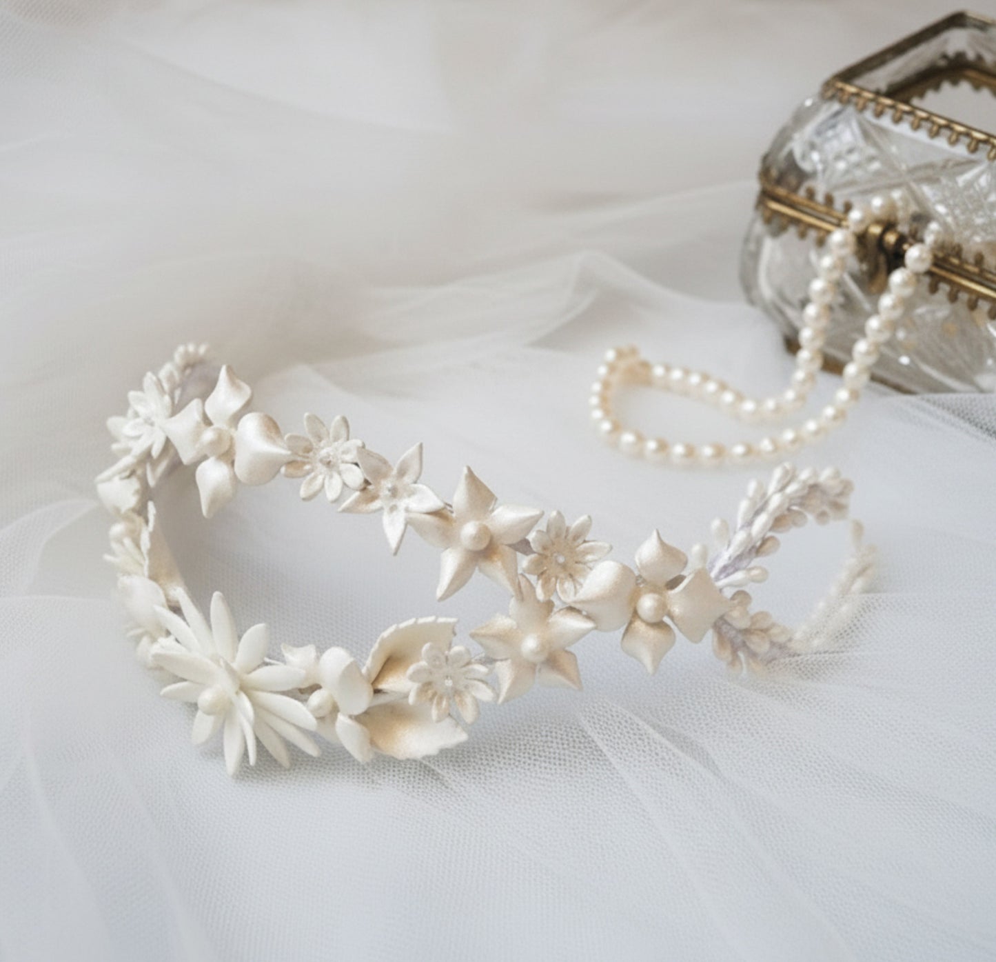 Vintage bridal comb with porcelain flowers and leaves