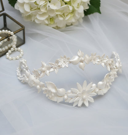 Vintage bridal comb with porcelain flowers and leaves